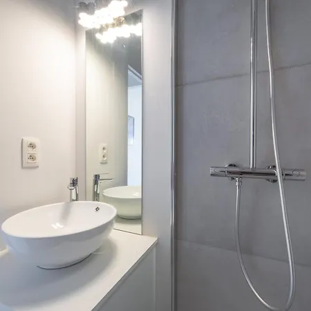 Lecomte - Beachfront 215 아파트